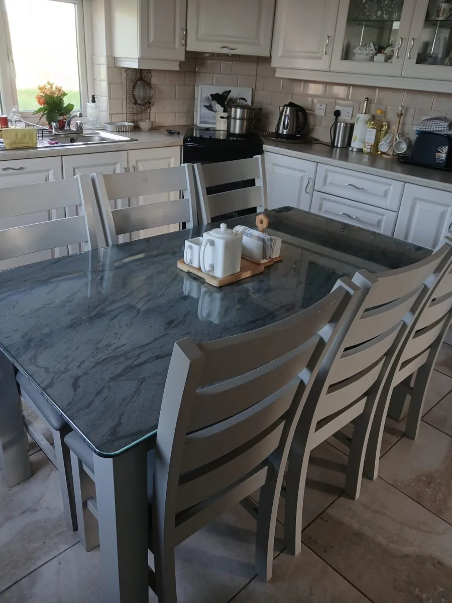 Table and chairs - Image 2