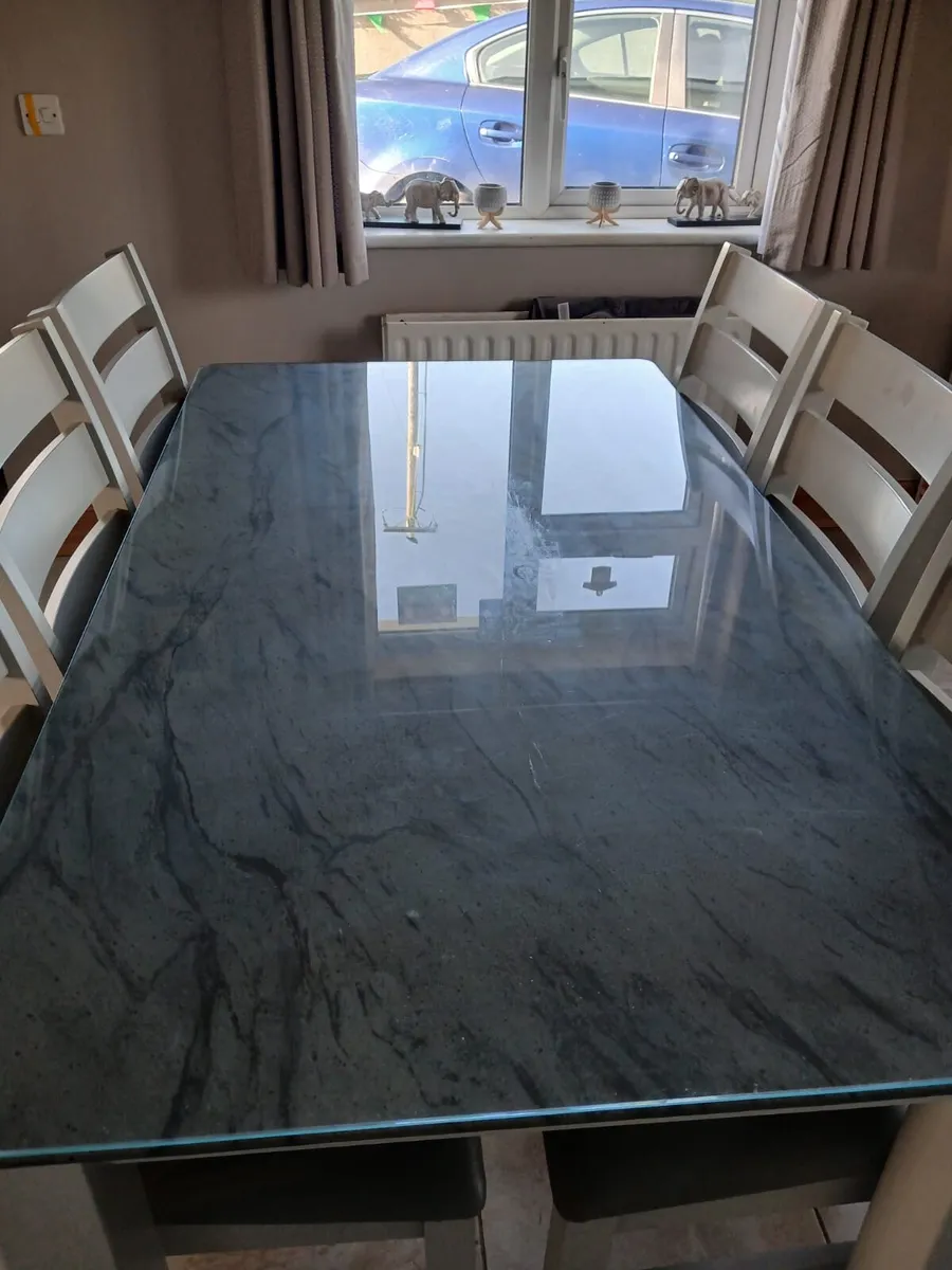 Table and chairs - Image 3
