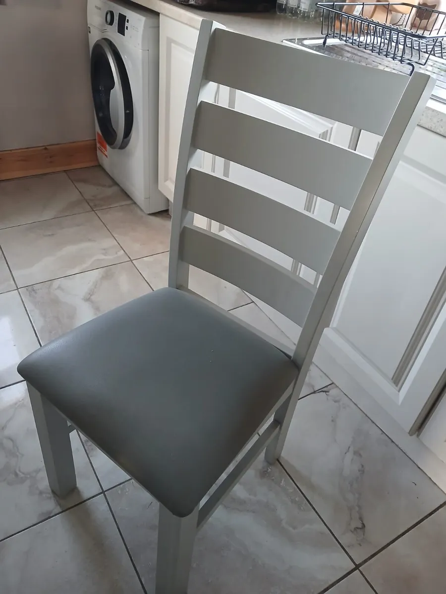 Table and chairs - Image 4