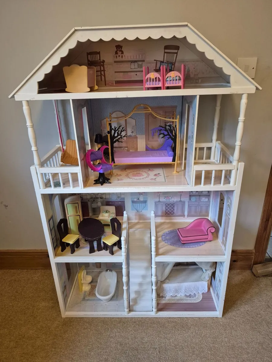 Dolls house with accessories - Image 1