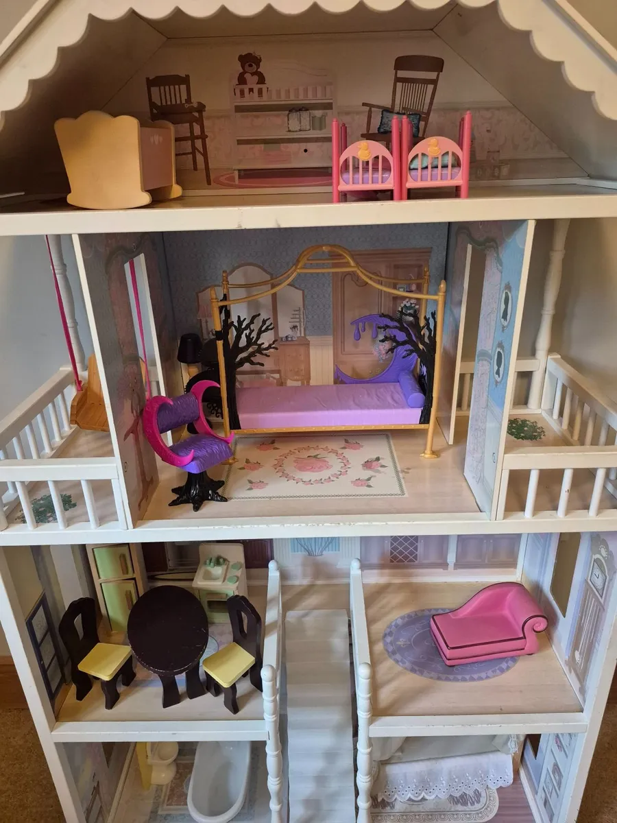 Dolls house with accessories - Image 2