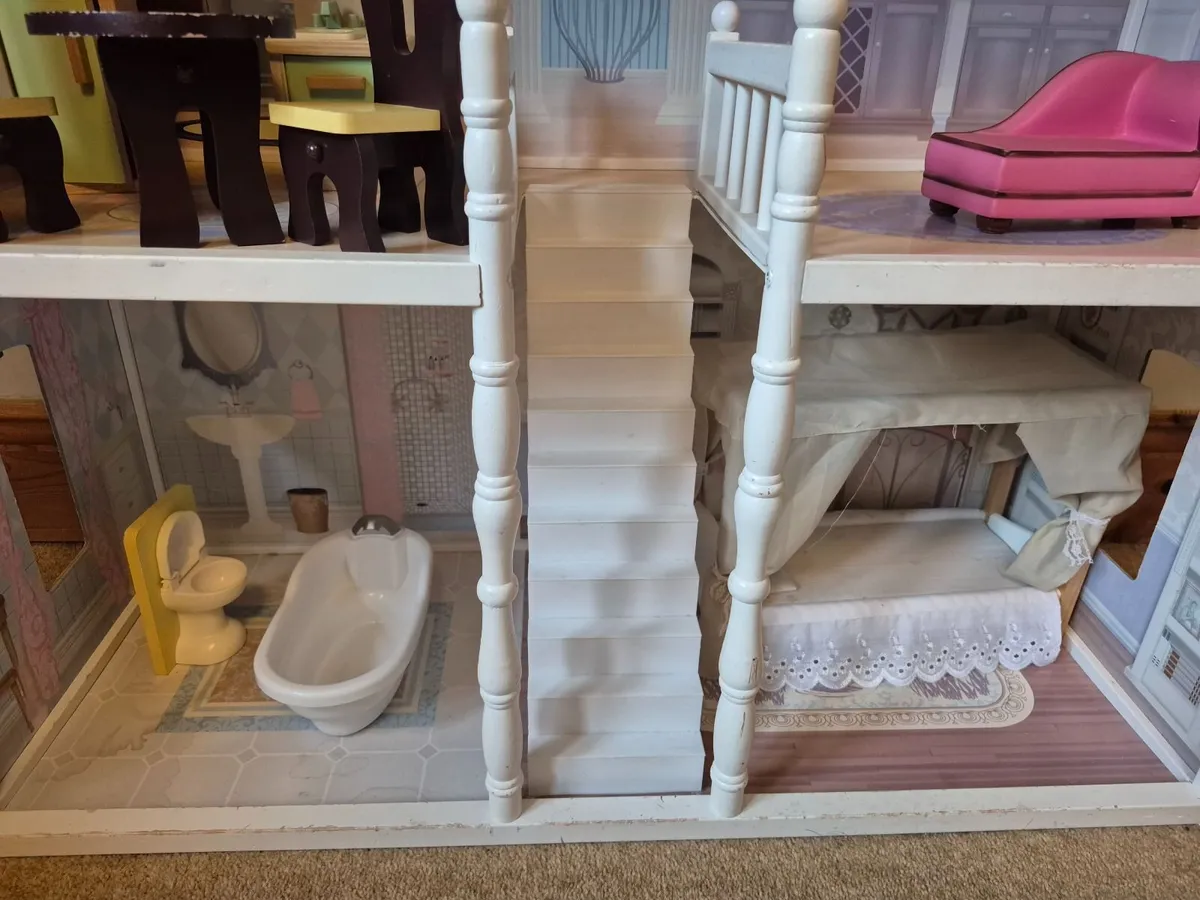 Dolls house with accessories - Image 3