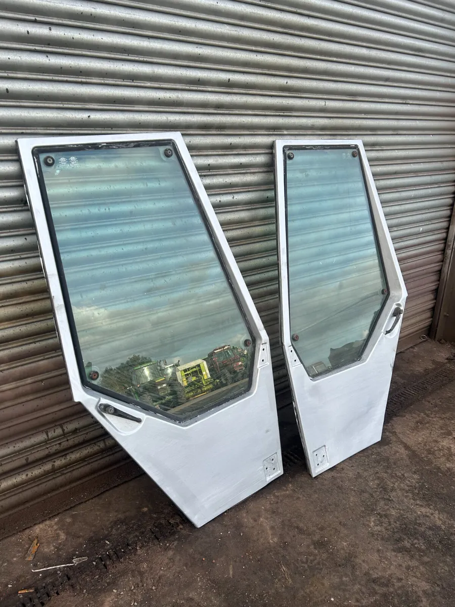 Massey Ferguson 600 SERIES DOORS - Image 1