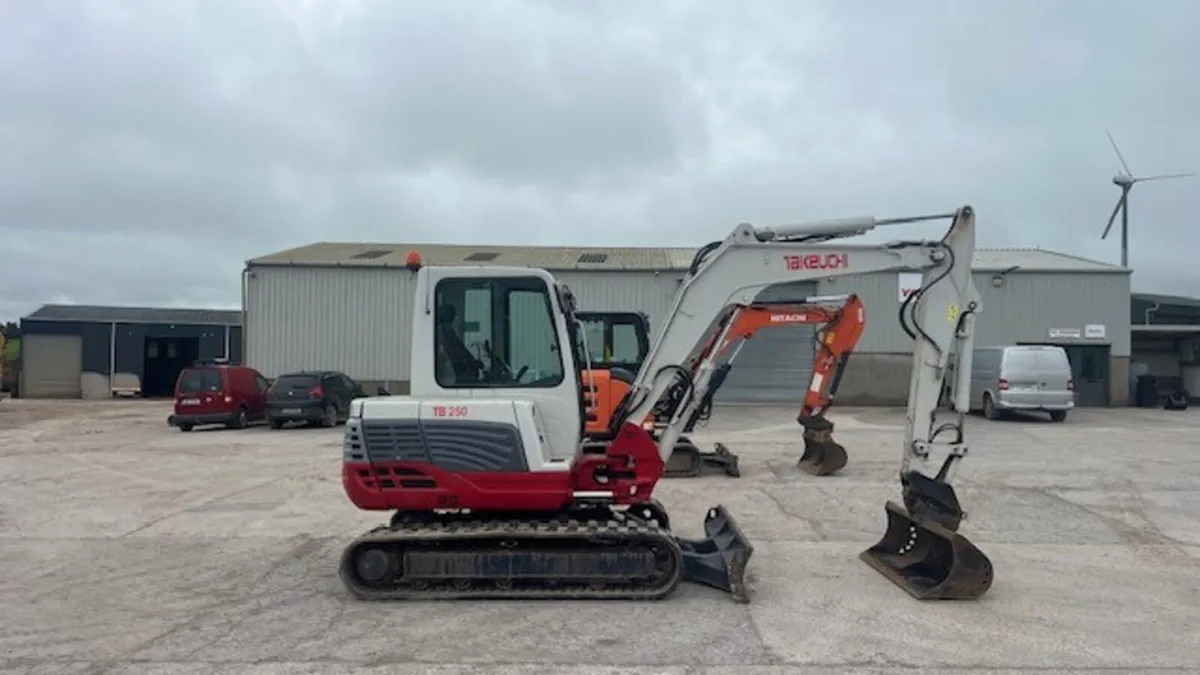 2017 Takeuchi TB250 - Image 3