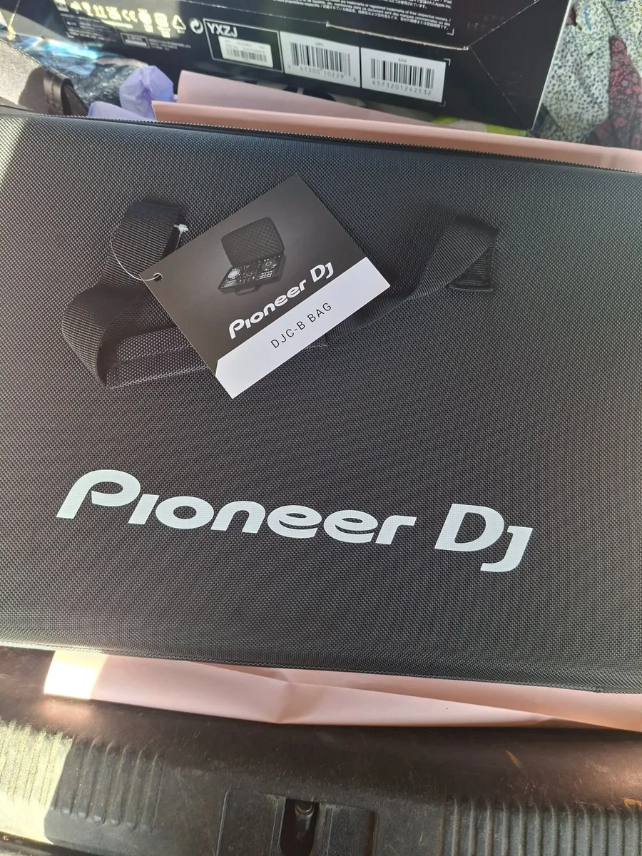 Pioneer DDJ-Flx4 Controller with bag and headphone - Image 3