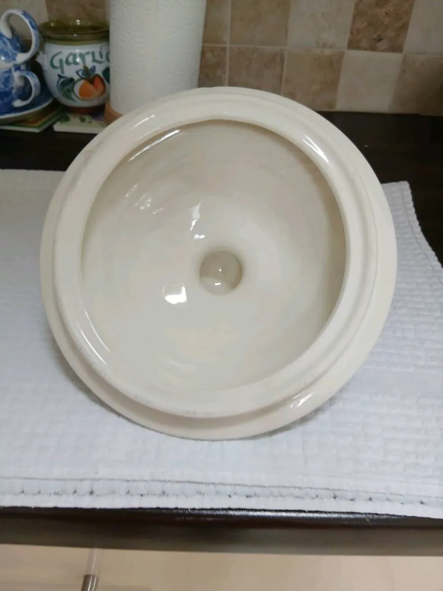 LARGE BISCUIT BARRELL LIKE NEW - Image 3