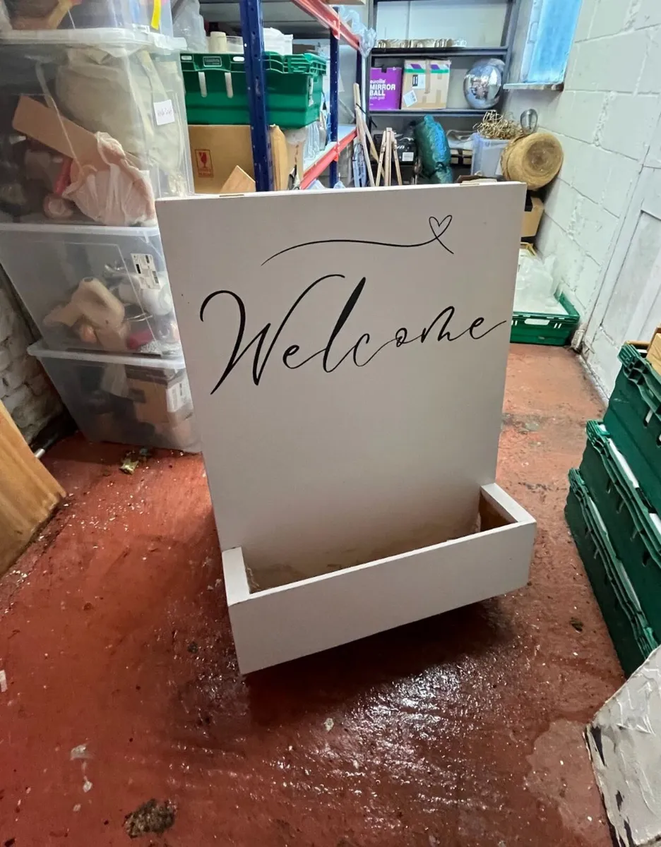 Event Display Kit - 5 Plinths, Welcome Sign & 8 Fl - Image 1
