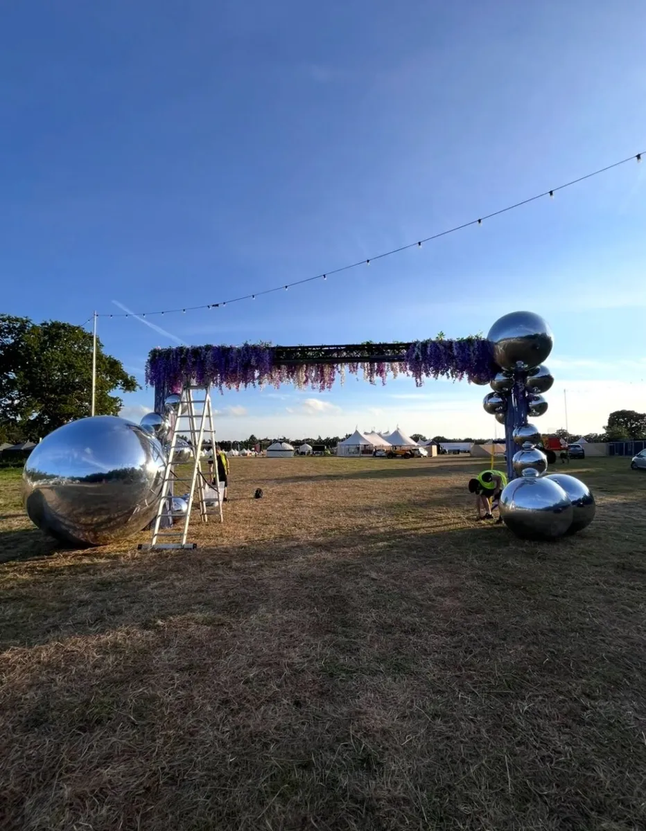 Metallic Decorative Inflatables & 4 Air pumps - Image 3