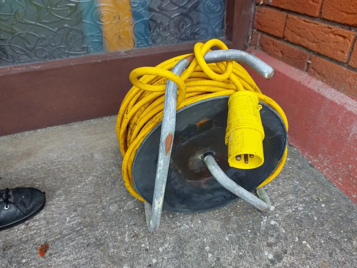 120V Industrial Trade Cable Reel 50 Metres Long - Image 1