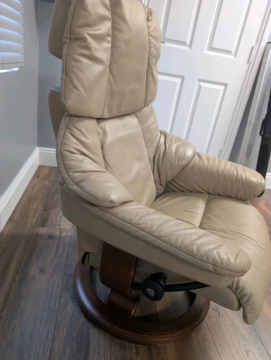 Ekornes Stressless Reno Swivel Leather Recliner - Image 1