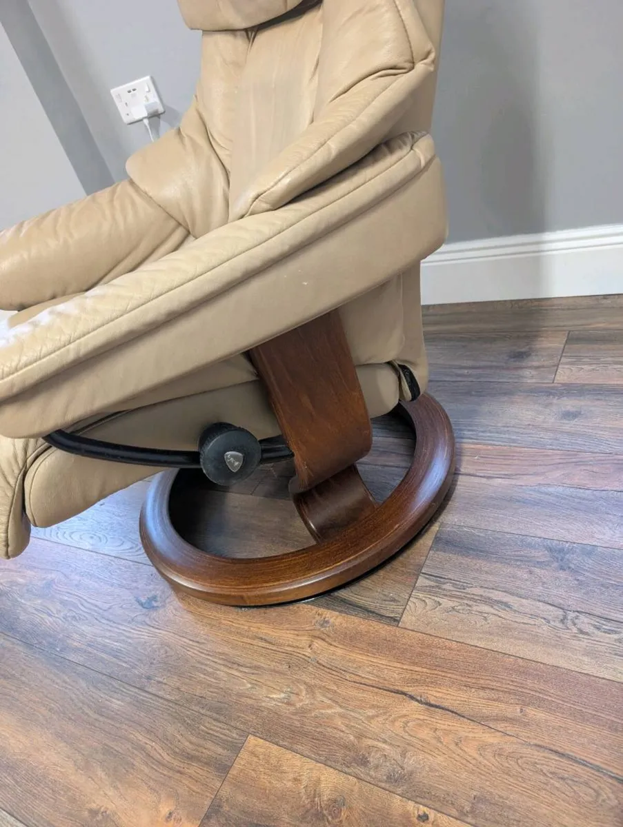 Ekornes Stressless Reno Swivel Leather Recliner - Image 3
