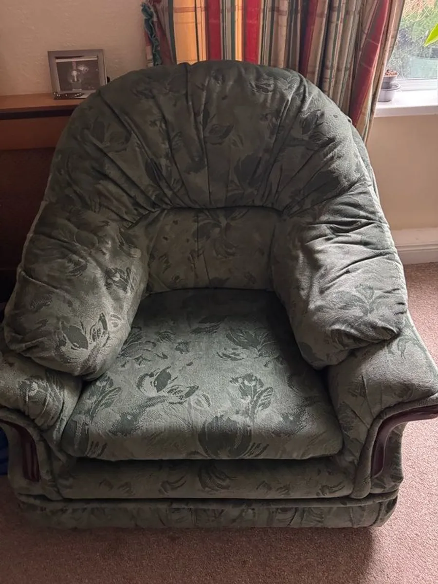 3 seater sofa and 2 matching chairs - Image 2