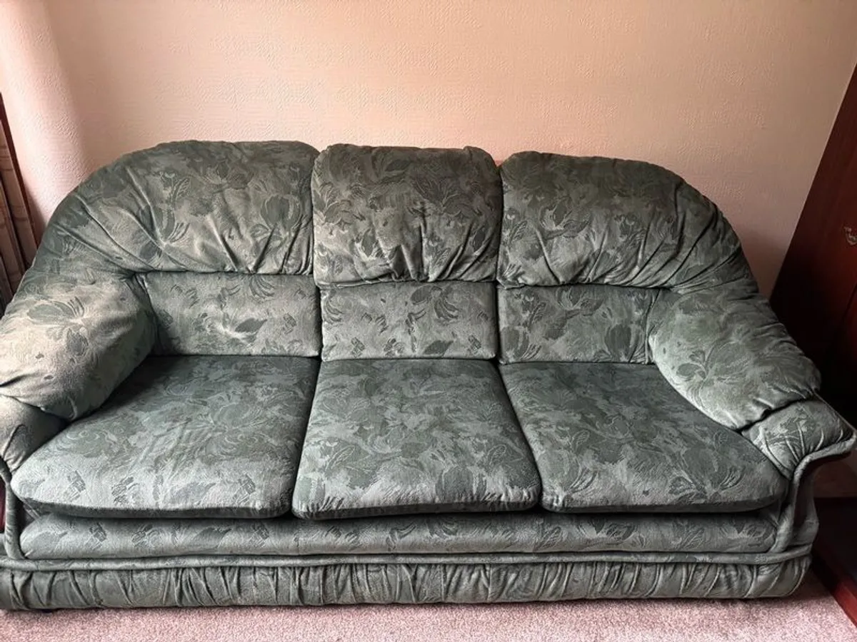 3 seater sofa and 2 matching chairs - Image 1