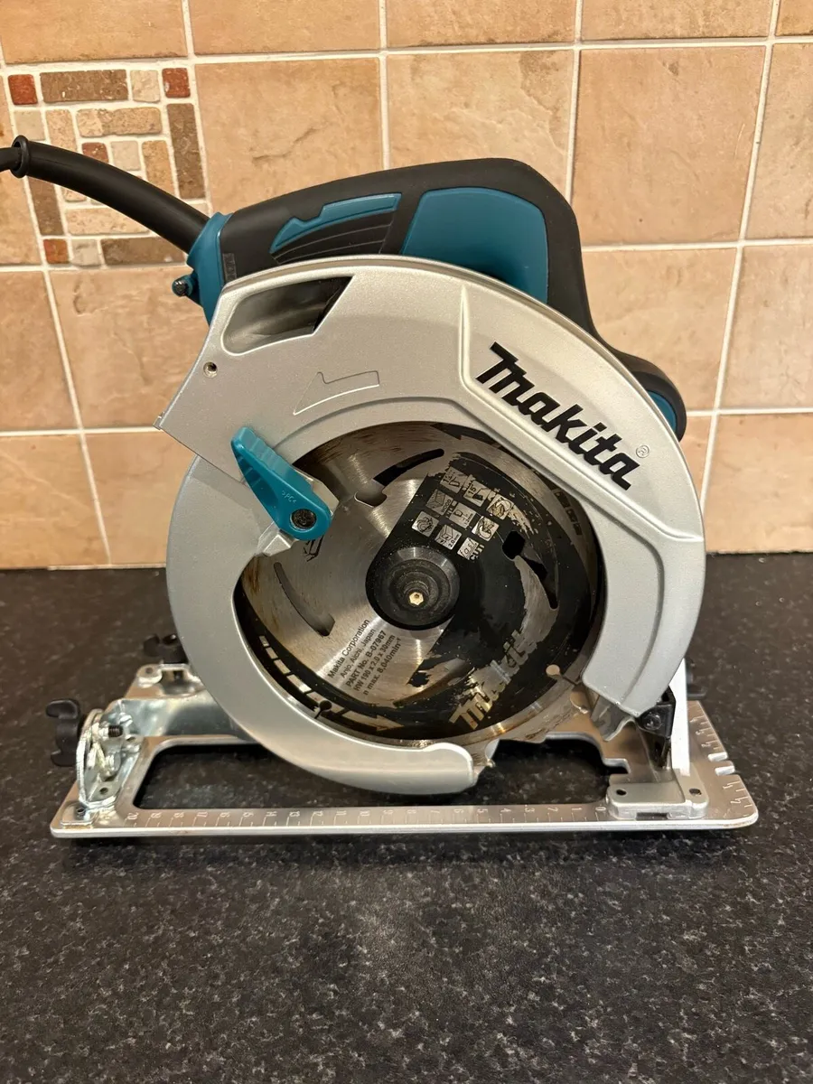 Makita HS7601J Circular Saw 230V - Image 1
