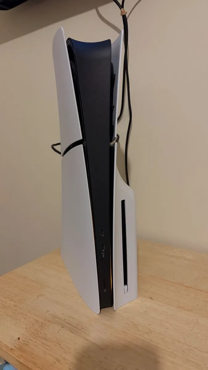 PS5 Slim 1TB Disc Edition + 2 Controllers + Box - Image 4