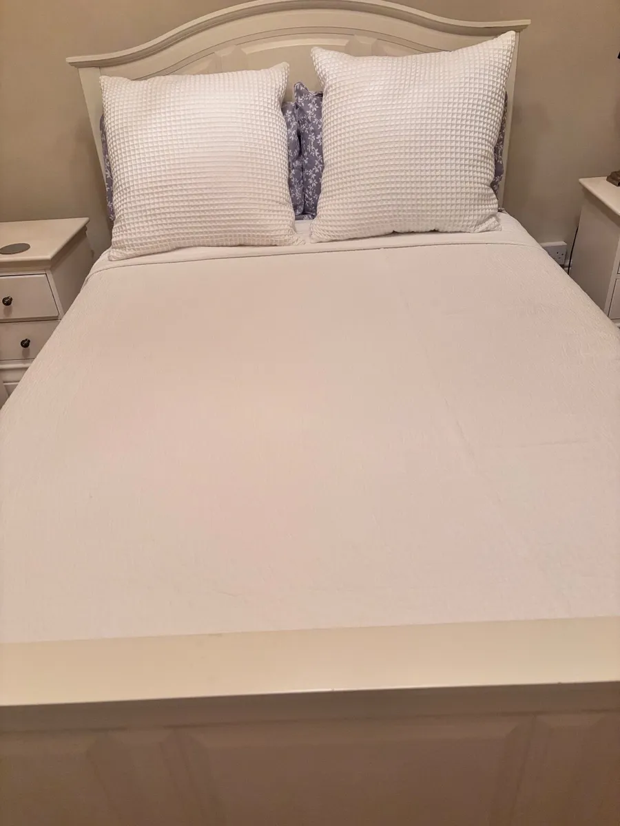 Bed - Image 1