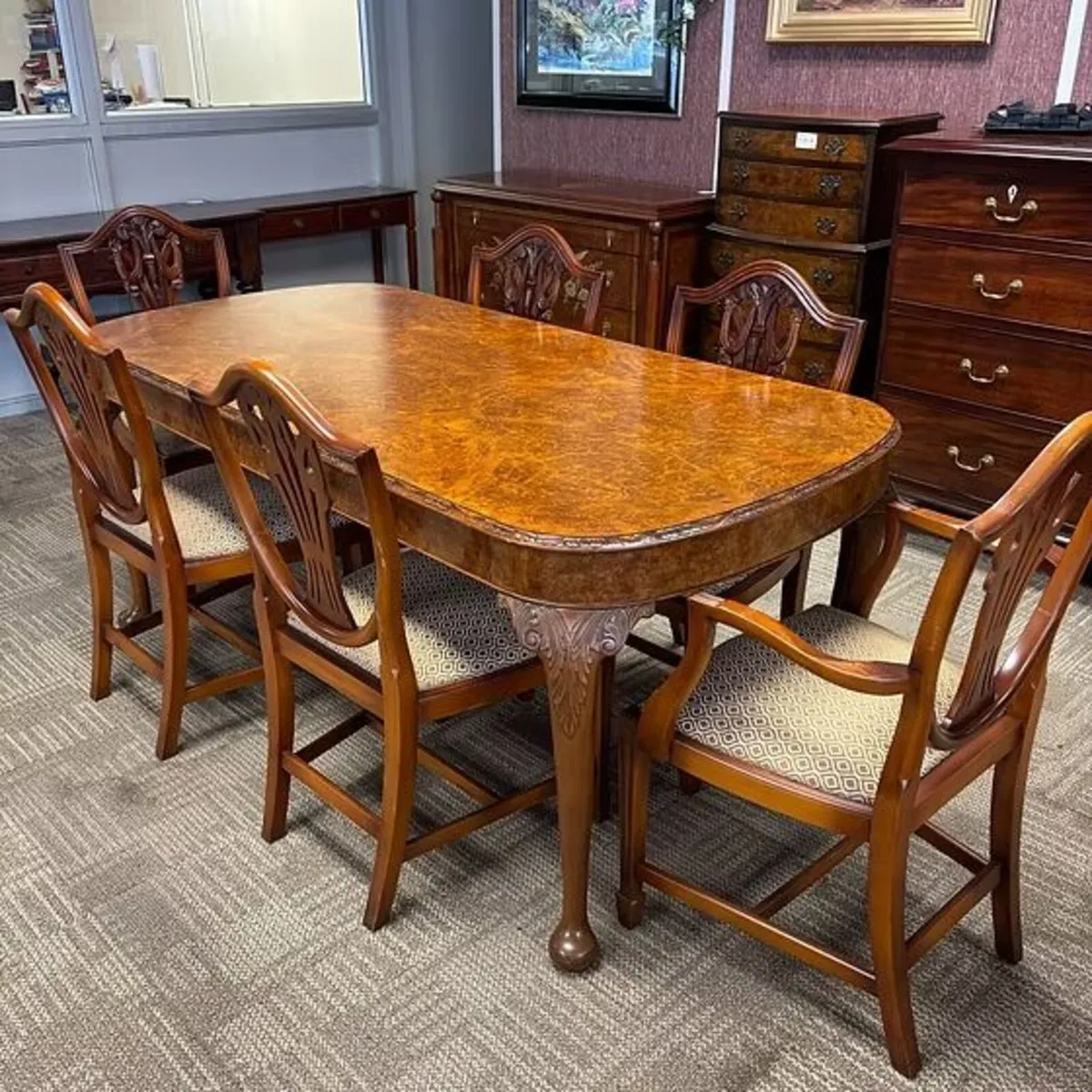 Beautiful walnut dining table & 6 high back chairs