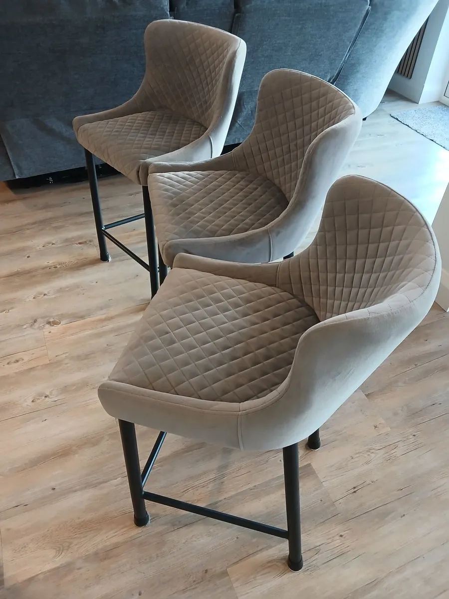 Ottowa kitchen counter stools light grey velvet - Image 1