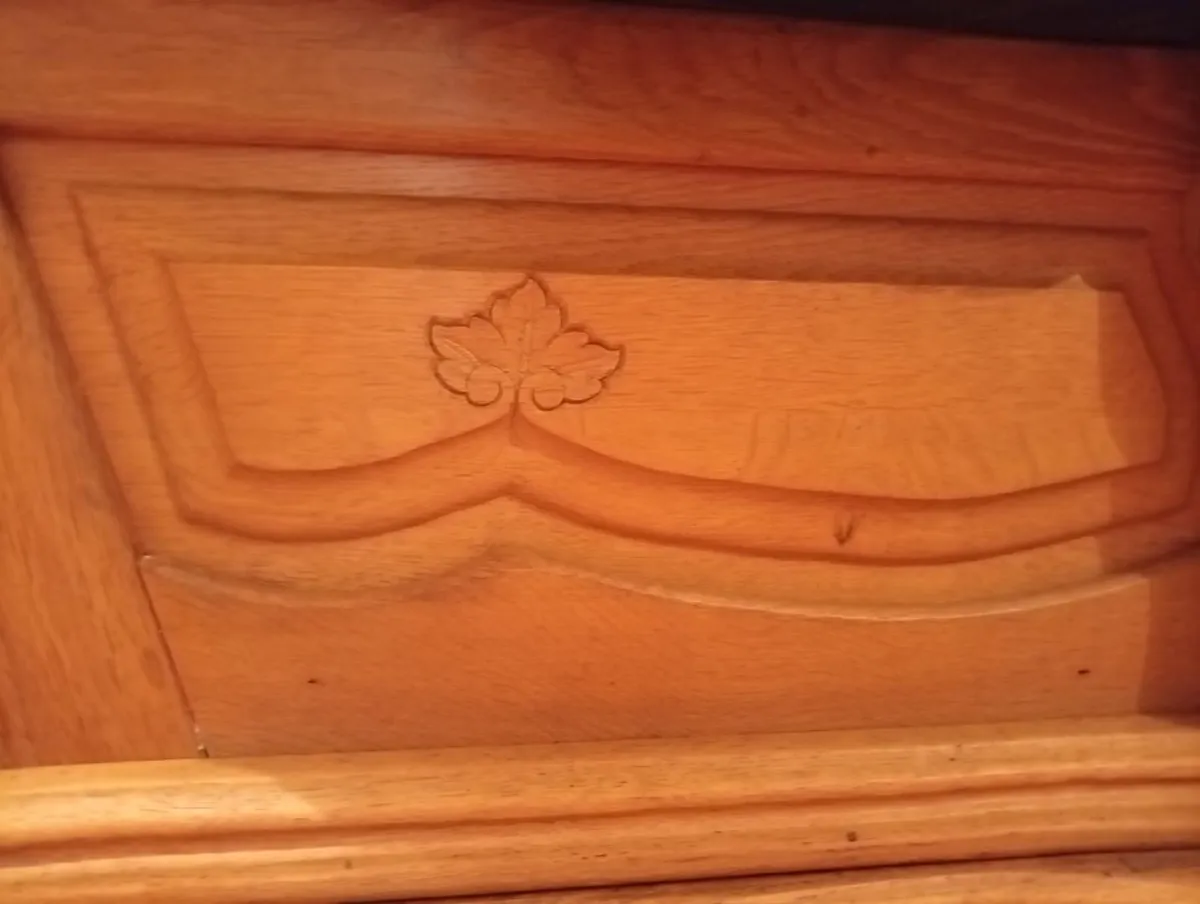 Carved Oak 3+2+1 Leather Suite – Reupholstered - Image 4