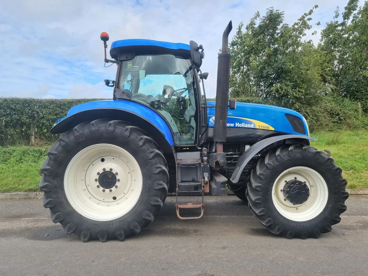 2011 New Holland T7050 - Image 3
