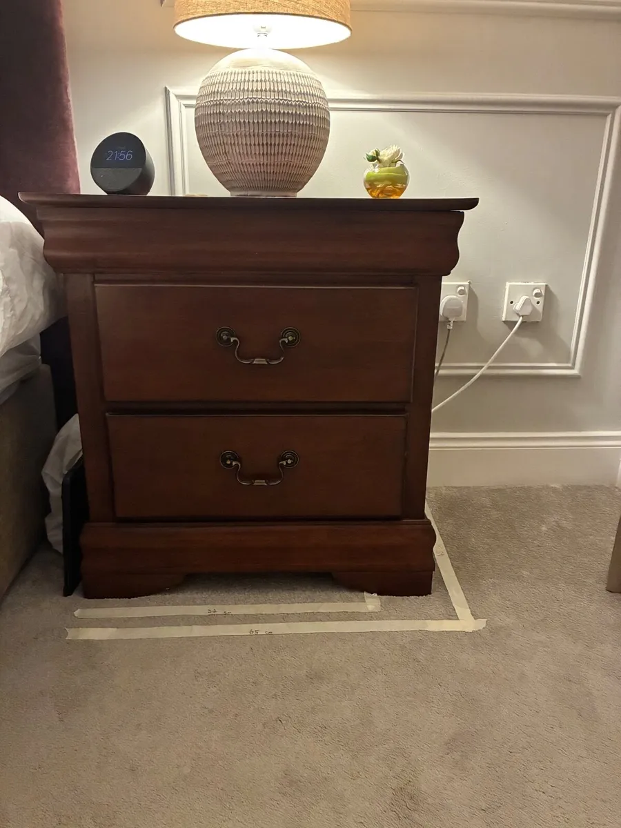 Beside locker - Image 1