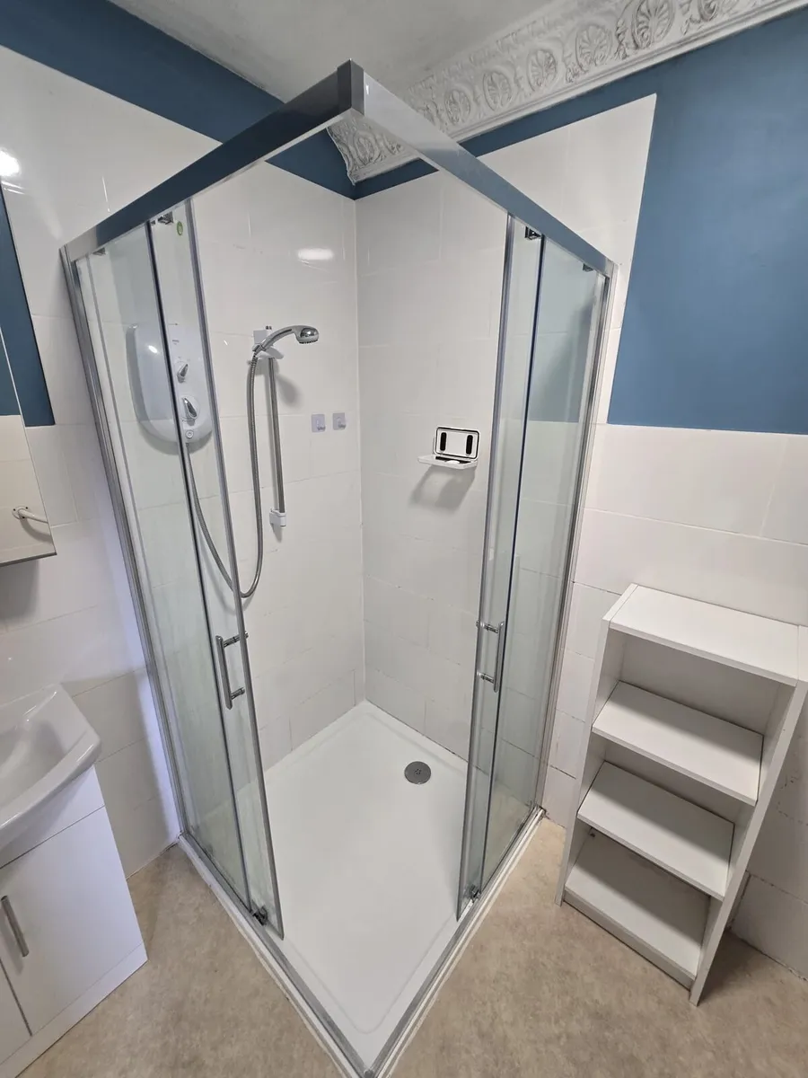 Shower tray with doors and shower unit - Image 1