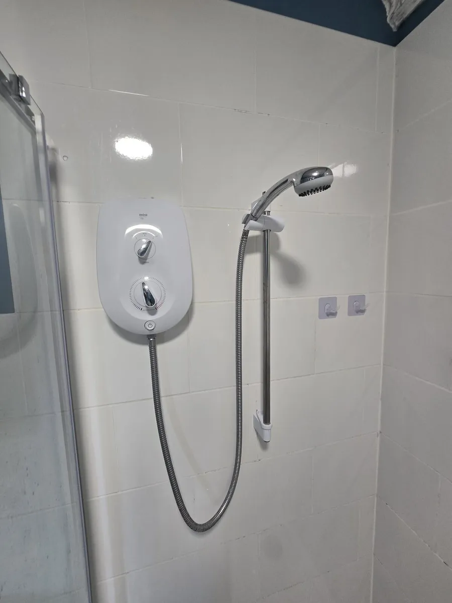 Shower tray with doors and shower unit - Image 2