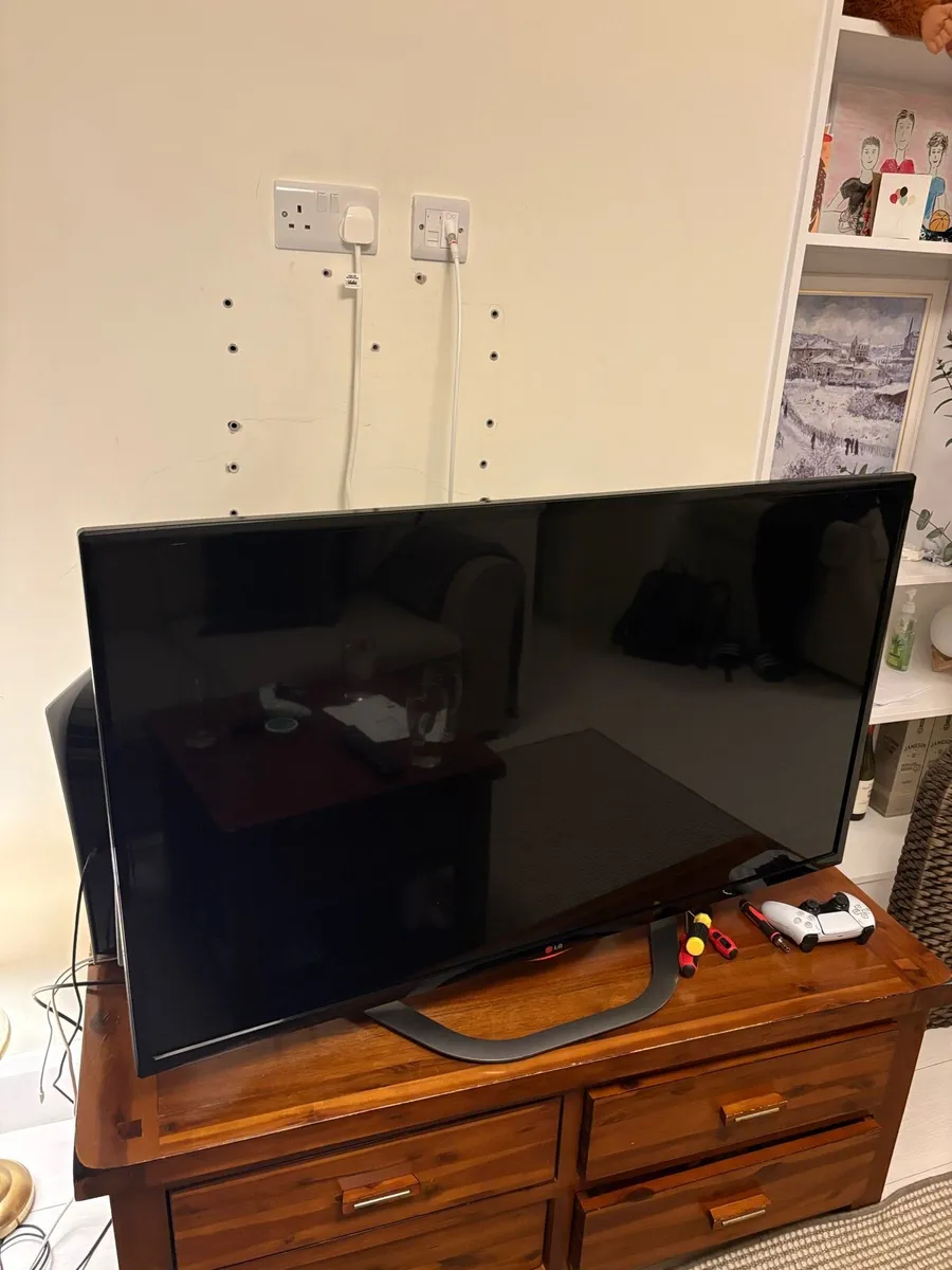LG 47" Full HD LED TV (47LN5400) - Image 1