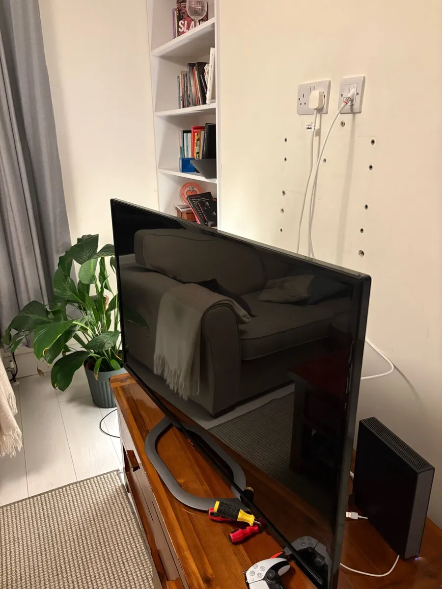 LG 47" Full HD LED TV (47LN5400) - Image 2