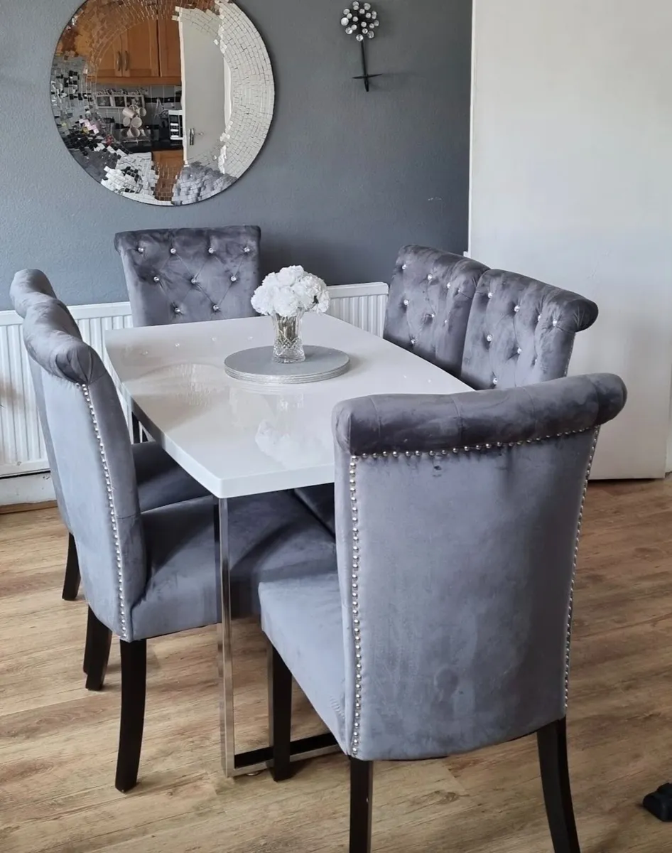 Table and chairs - Image 2