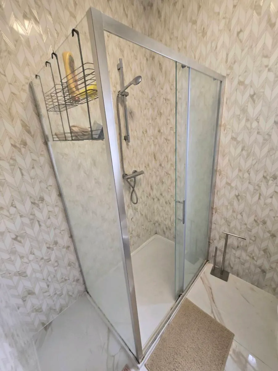 Shower tray with doors and shower unit - Image 1