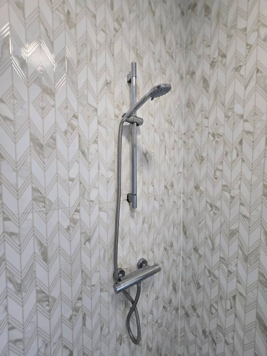 Shower tray with doors and shower unit - Image 2