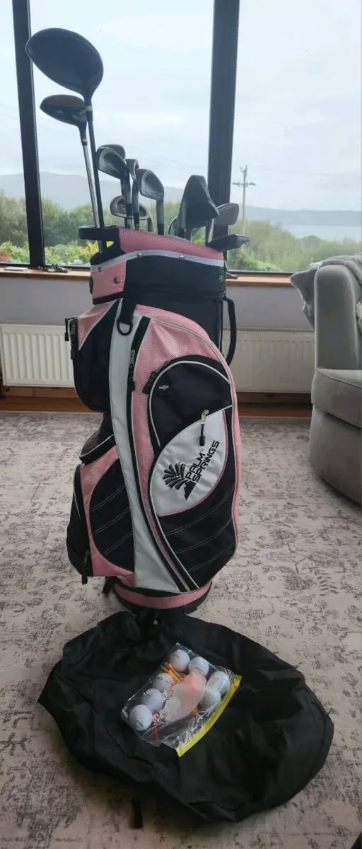 Lady's Golf set. 3 x woods, 9 x irons, putter, bag - Image 1