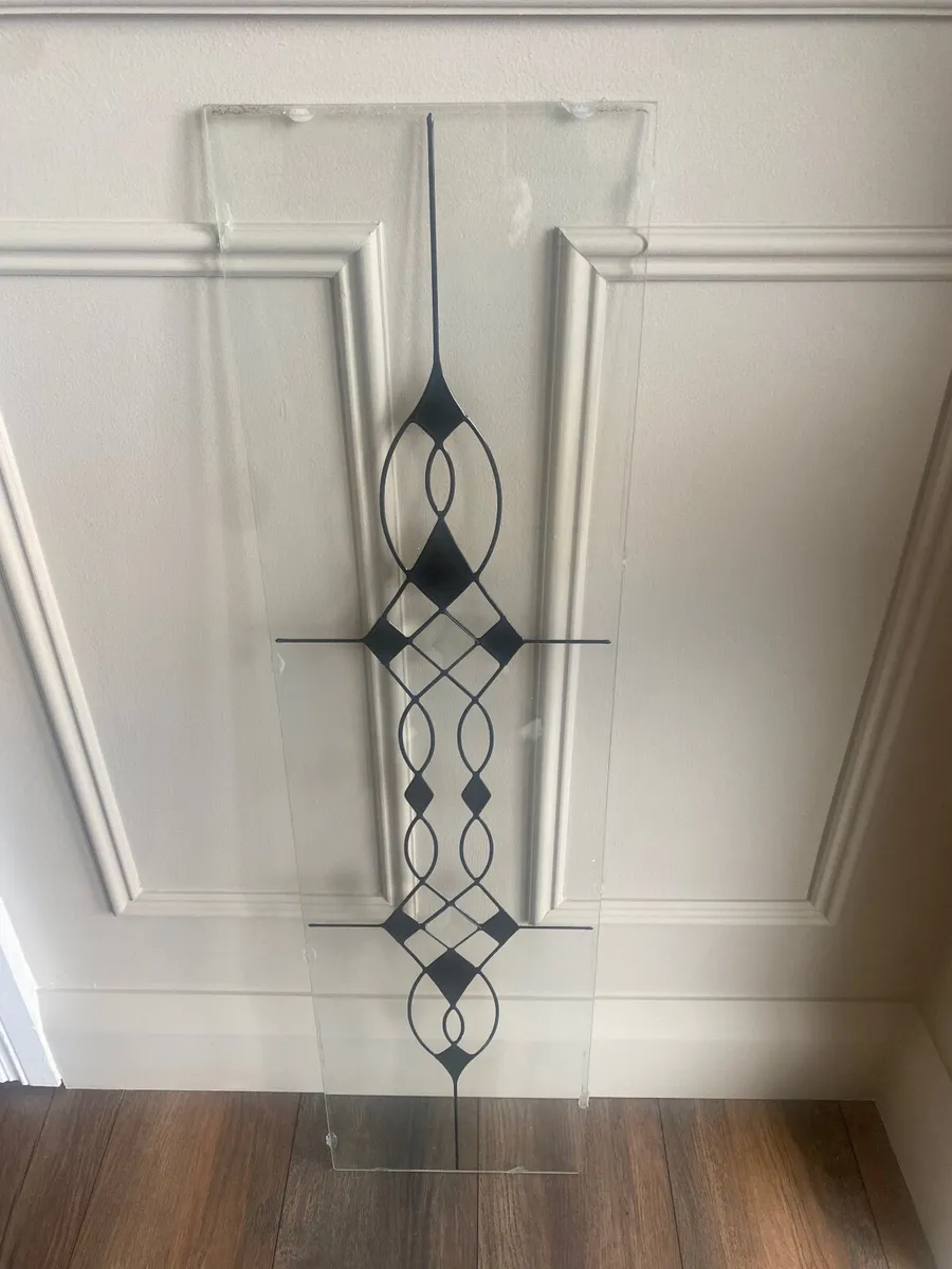 Recliner chairs and glass panels - Image 2