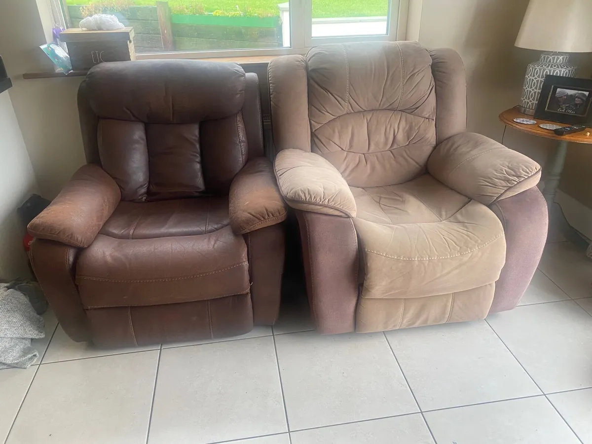 Recliner chairs and glass panels - Image 1