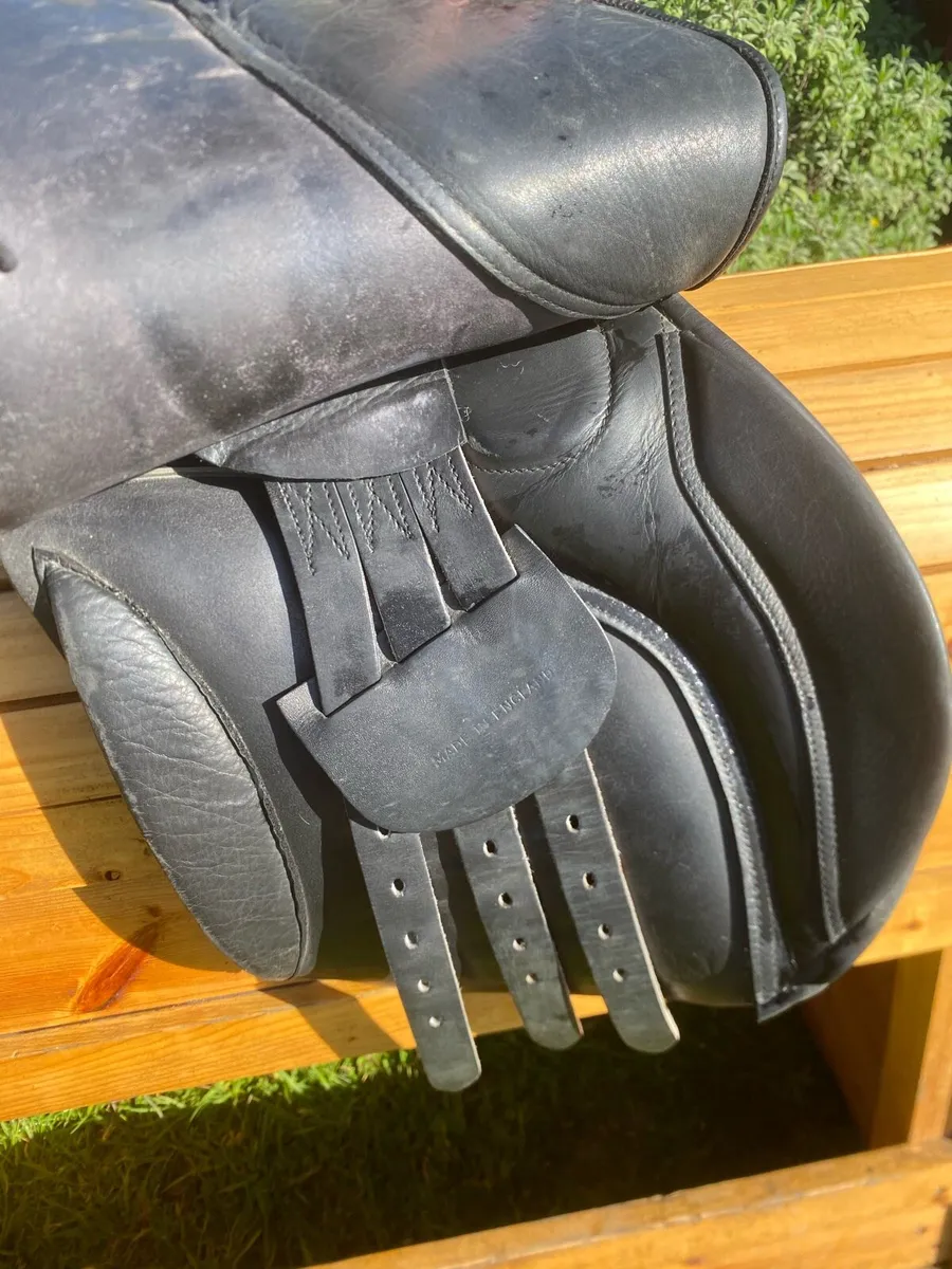 Goodwin 17-17.5 WIDE Black Leather saddle - Image 4