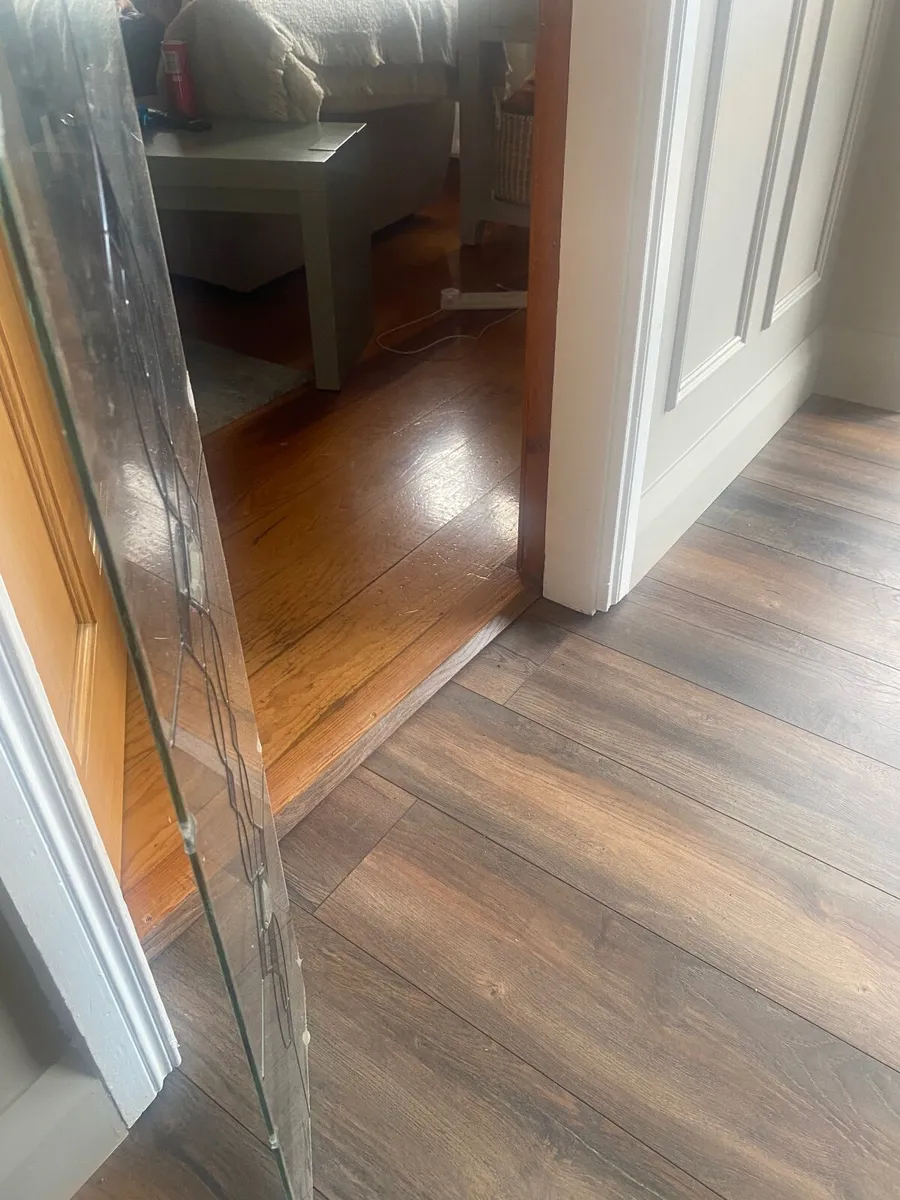 Recliner chairs and glass panels - Image 3