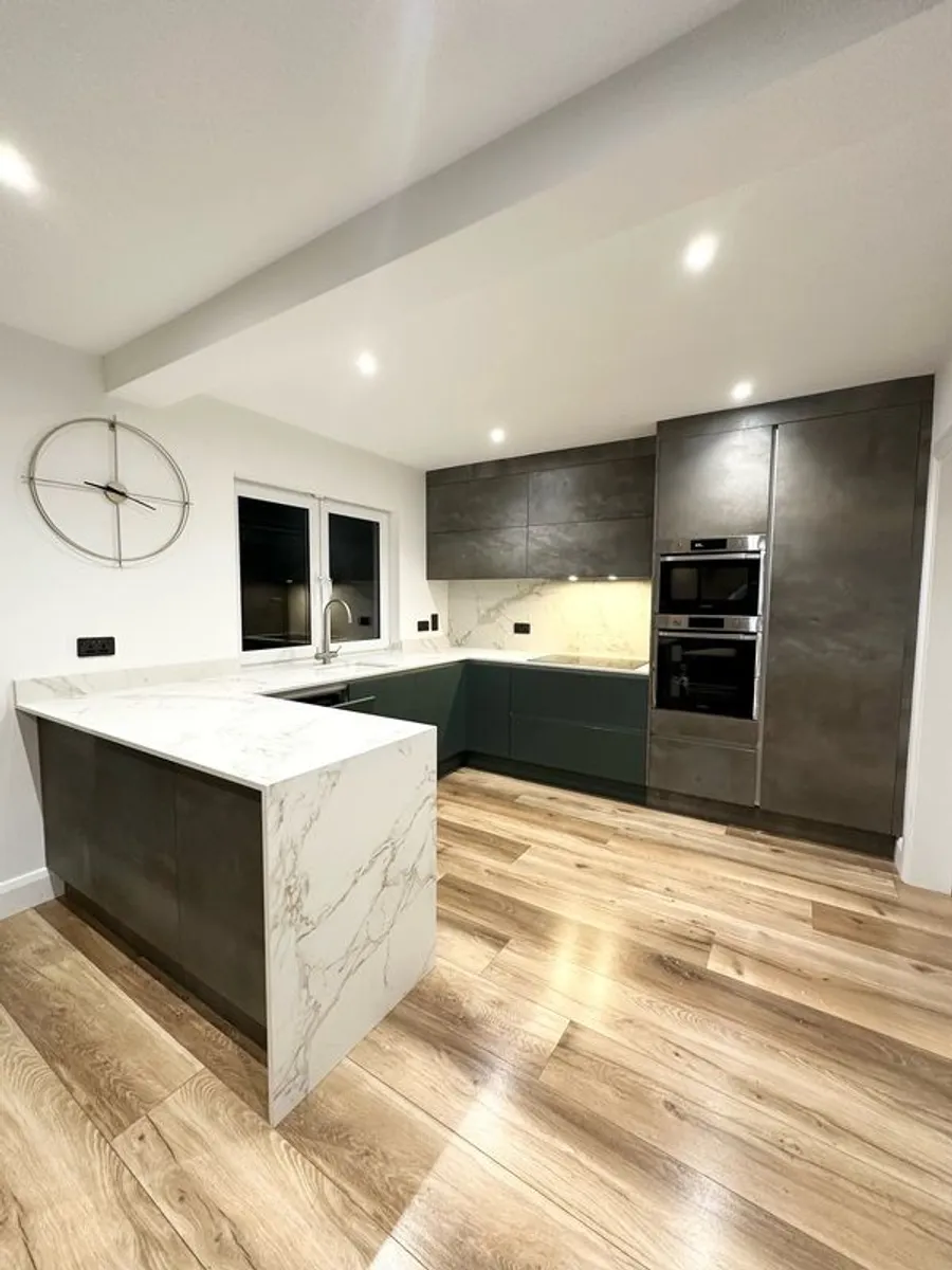 Kitchen with appliances for sale - Image 1