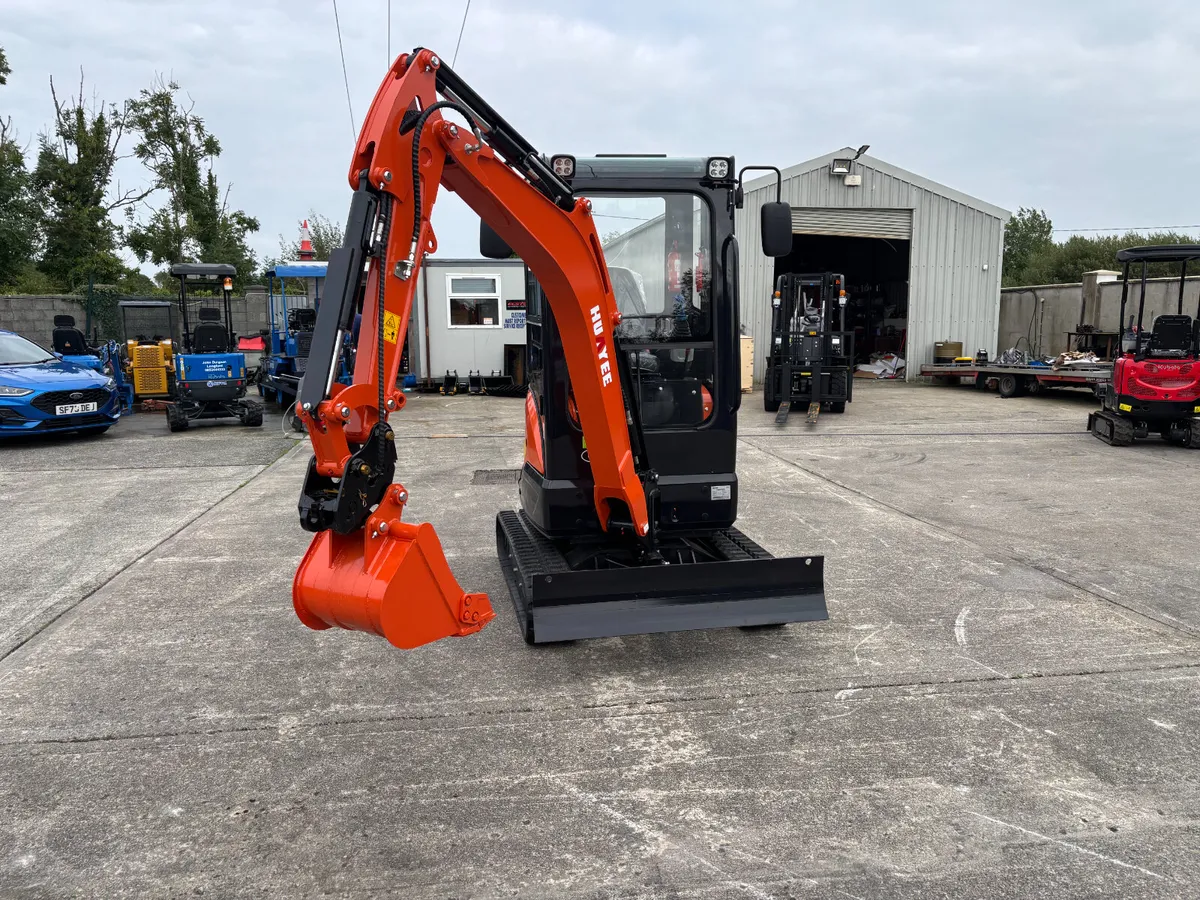 Huayee 2.5 ton Diesel Mini Excavator - Image 2