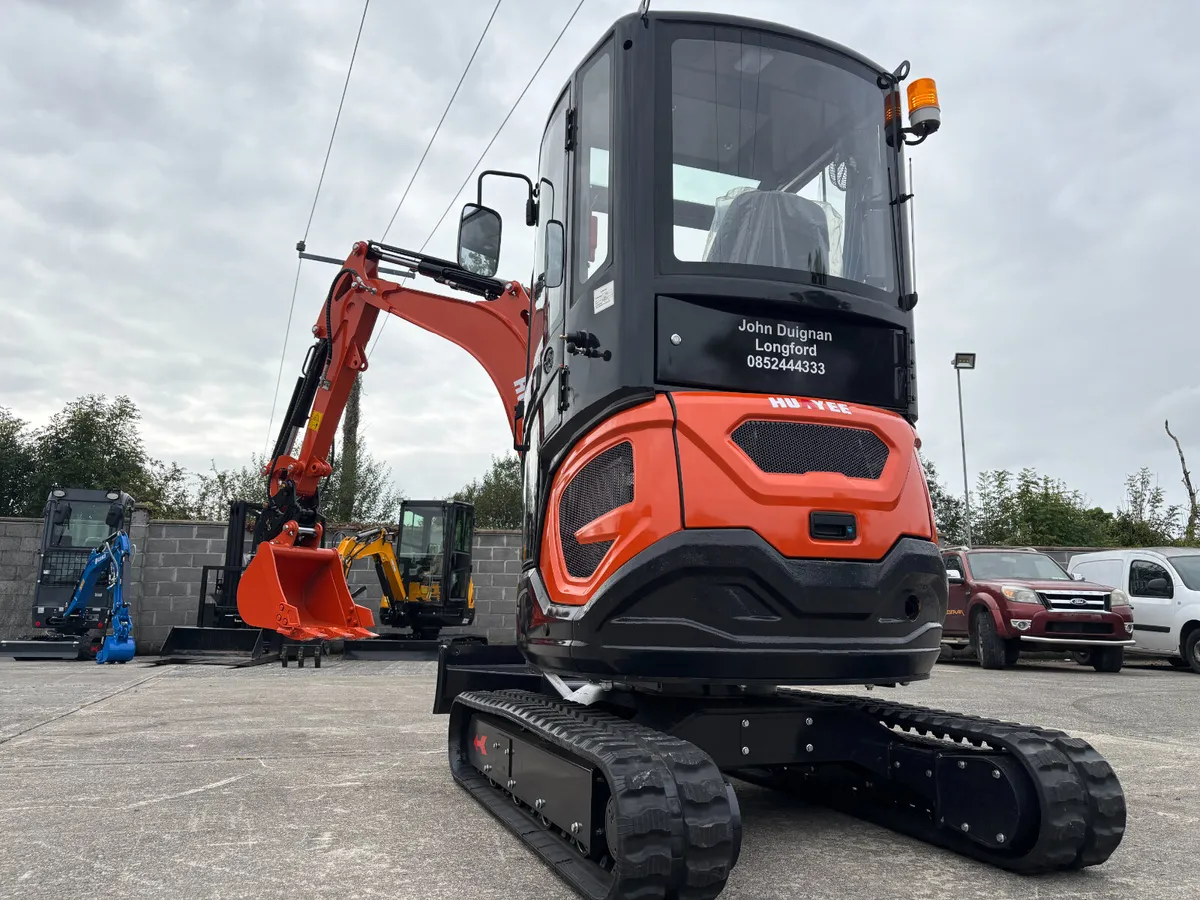 Huayee 2.5 ton Diesel Mini Excavator - Image 1