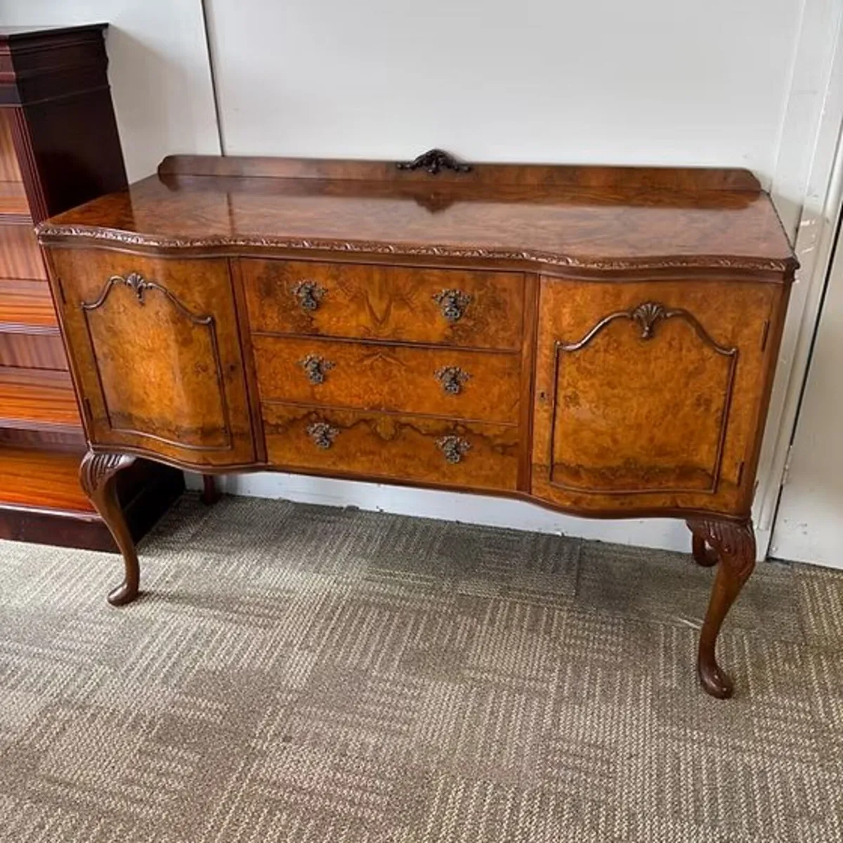 Burr walnut serpentine sideboard with a beautifull