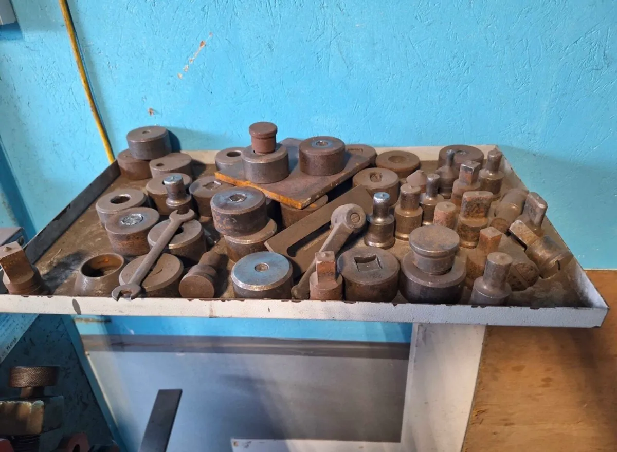 40 TON IRONWORKER LOTS OF TOOLING 3 phase - Image 3