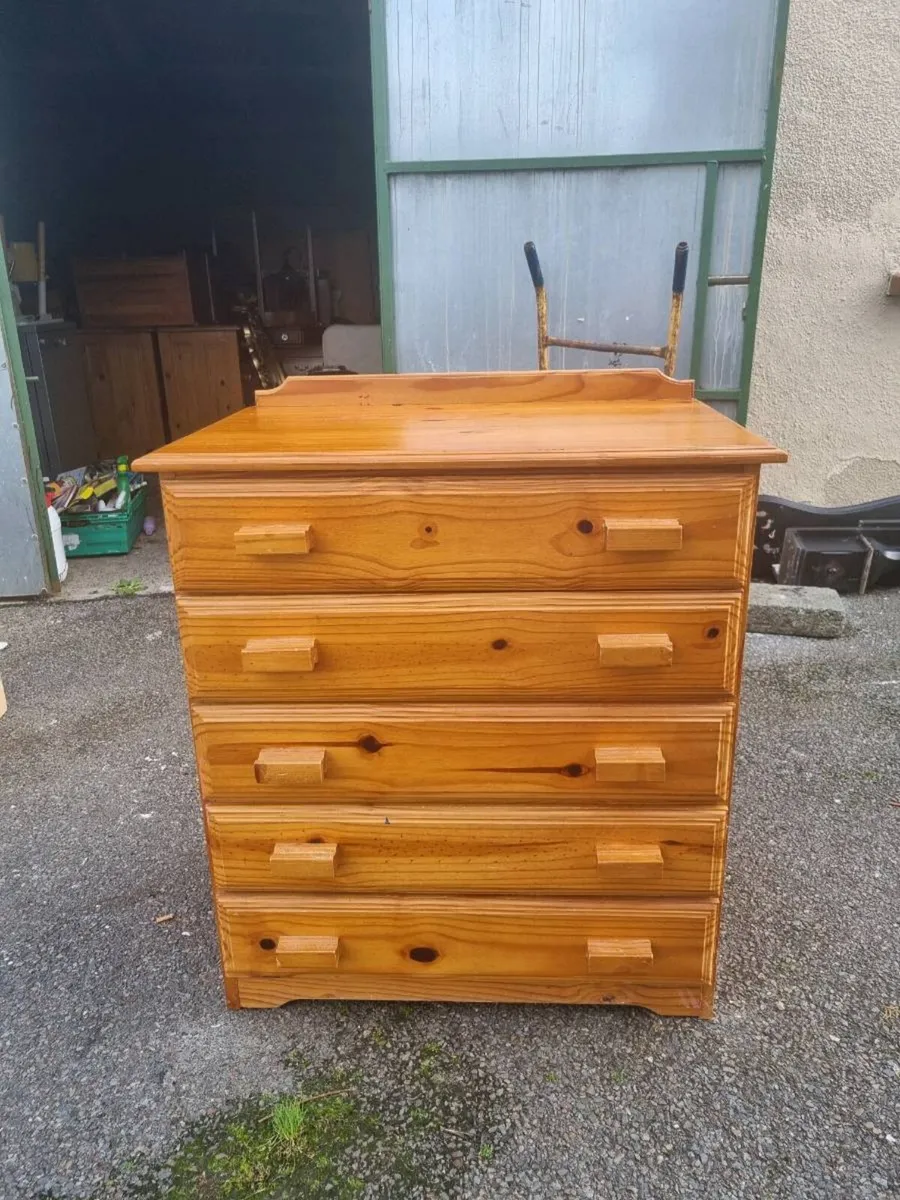 Chest of drawers 60e Pair lockers 50e - Image 1