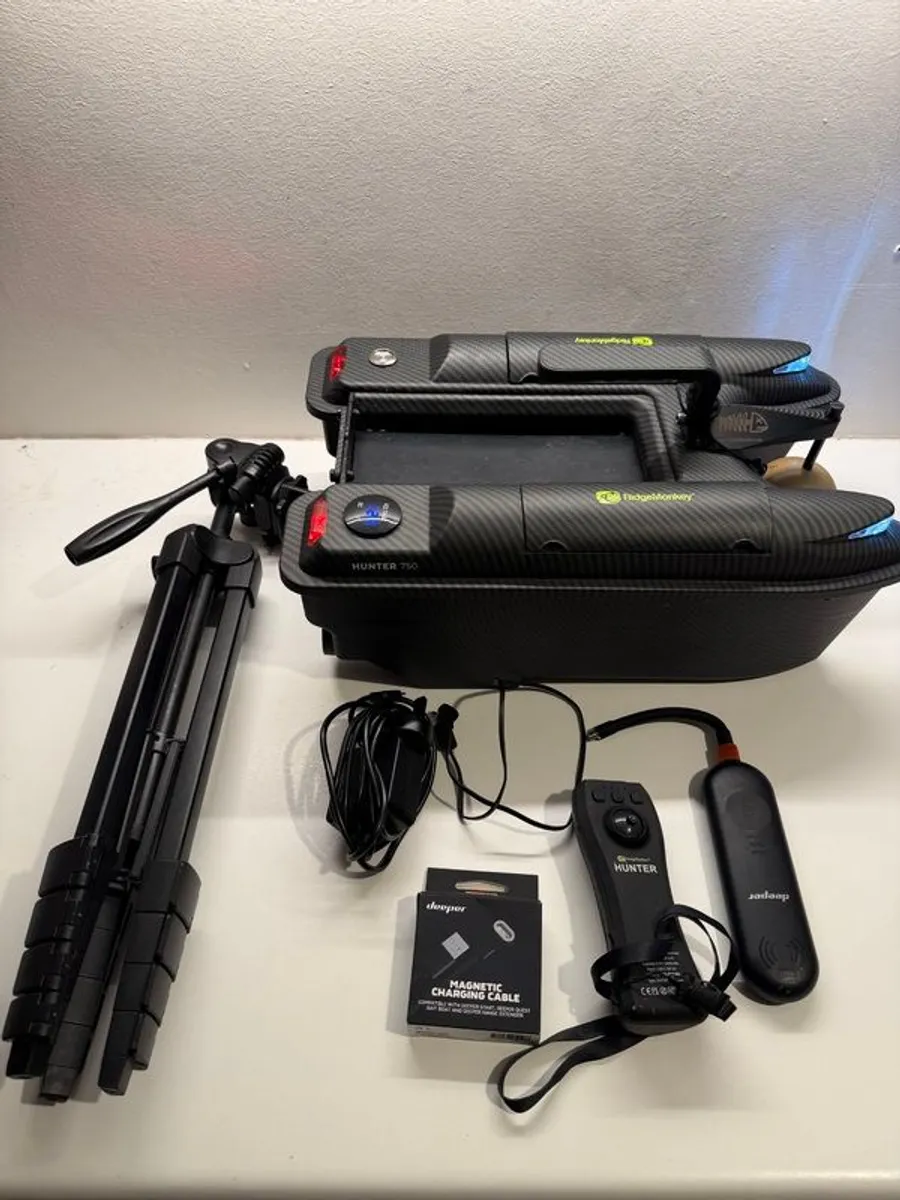 Bait boat - Ridge monkey hunter 750 , deeper chirp + 2 and range extender - Image 1