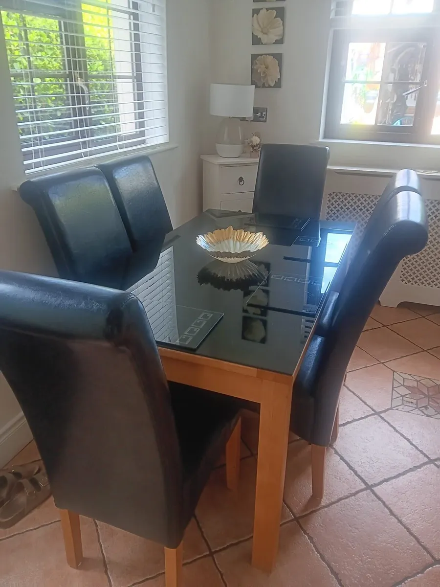 Dining Table & 6 Chairs