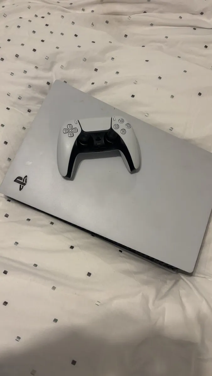 PlayStation 5 Digital Edition 825GB w/Controller