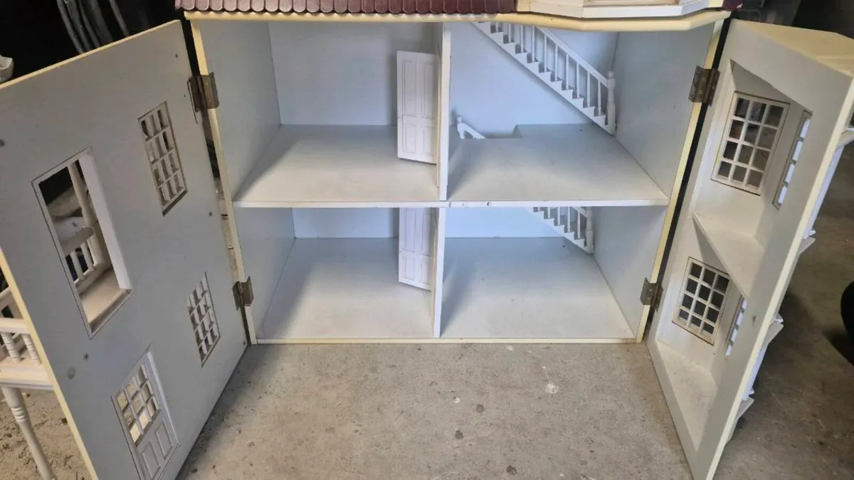 Large Dolls House - Image 4