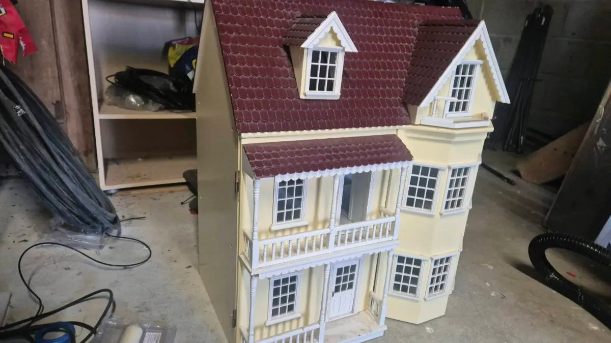 Large Dolls House - Image 1