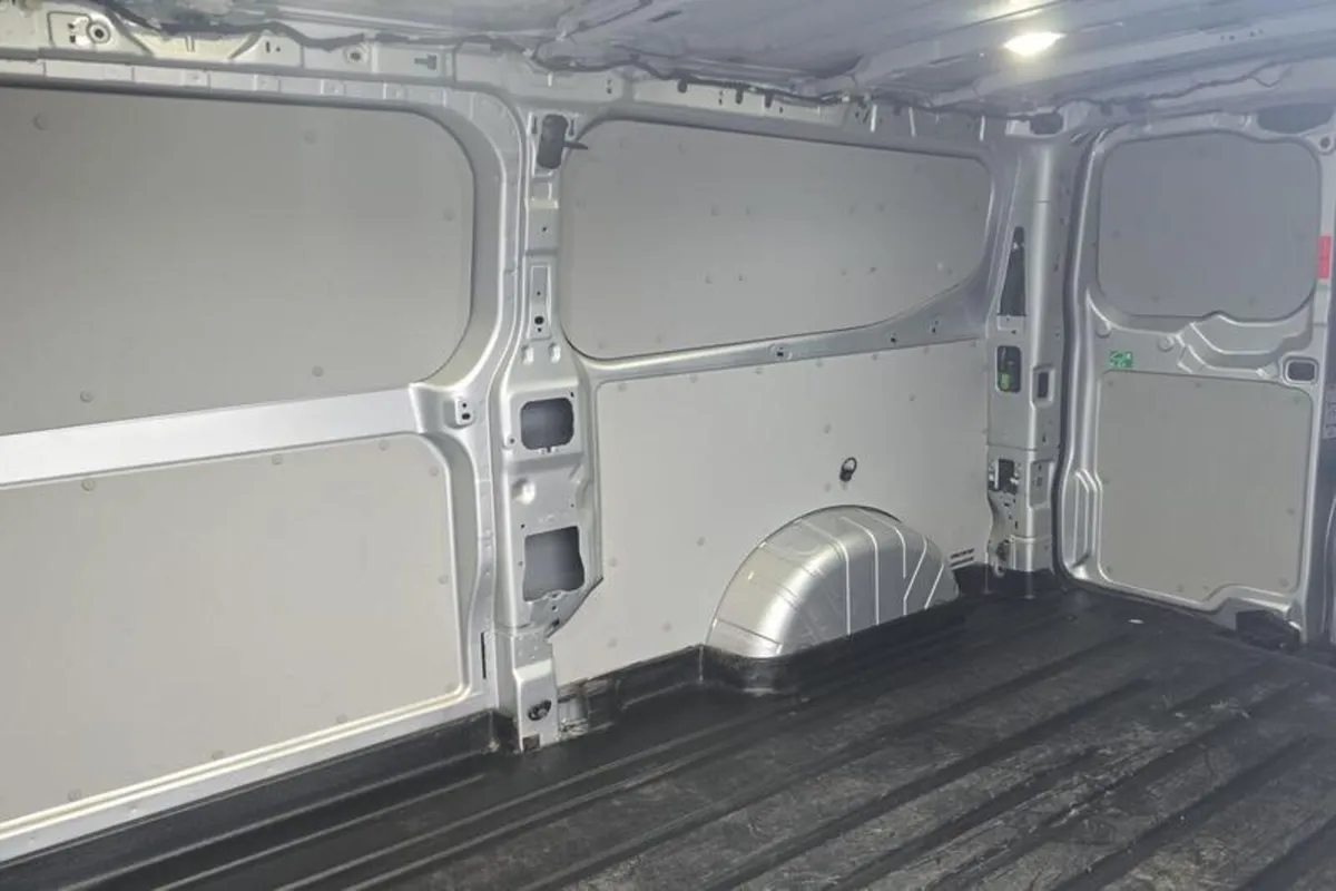 Ford Transit Custom 300 L2  FWD 2.0 EcoBlue 136ps - Image 4