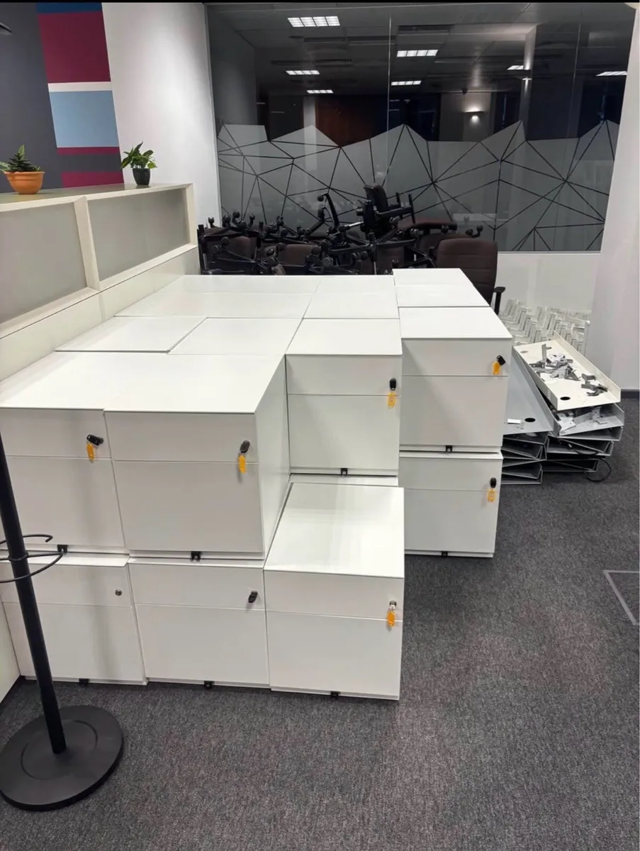 Cheap office chairs and lockers - Image 2